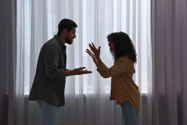 Homme et femme en pleine dispute animée.