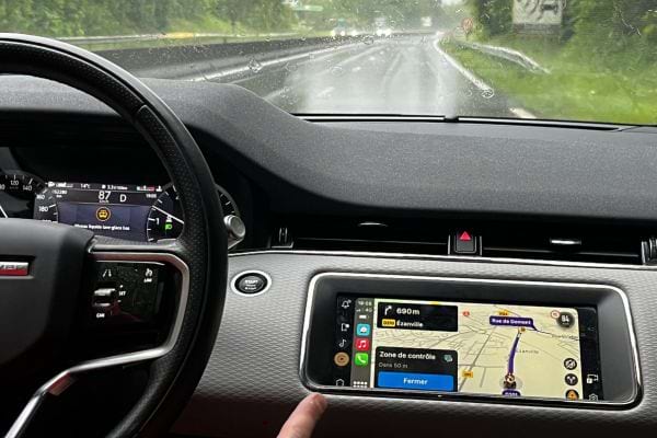 L’application Waze signale une zone de contrôle radar à 600 mètres.