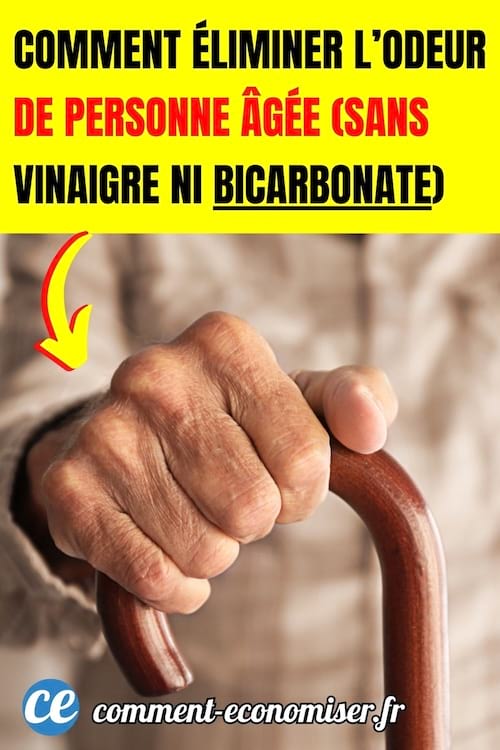 la main d'une personne âgée qui tient une canne