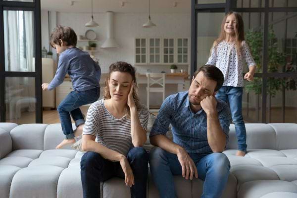 Couple dépassé par la routine, les enfants.