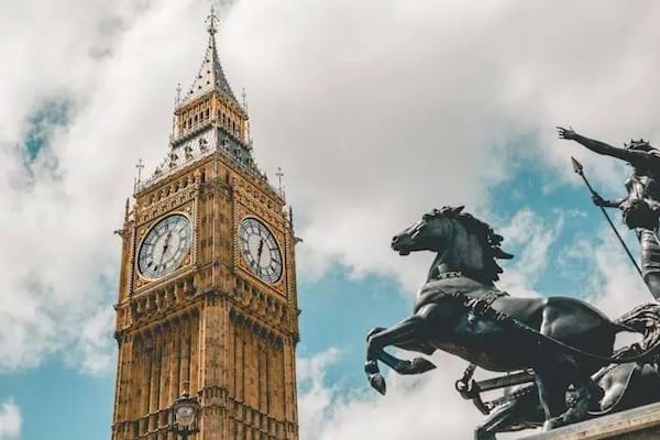 Une horloge bloquée avec une statue de cheval