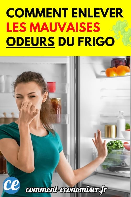 Une femme se bouchant le nez devant un réfrigérateur ouvert rempli d’aliments.