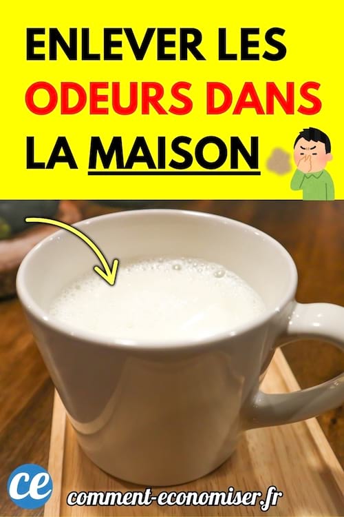 Une tasse blanche remplie de lait chaud posée sur un plateau en bois.