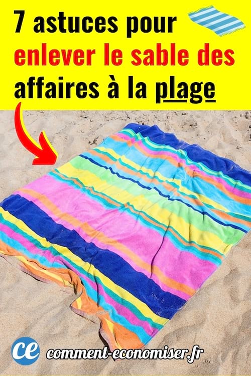 Une serviette de plage avec plein de sables dessus à enlever