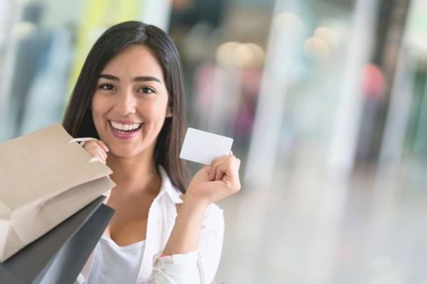 une femme tient un sac de courses