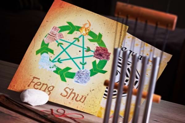 Livre feng shui avec cycle des éléments.