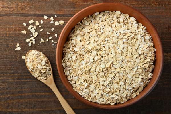 Flocons d'avoines dans un bol.