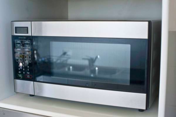 Four à micro-ondes en acier inox encastré.