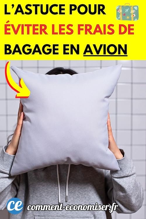 Un homme avec un coussin