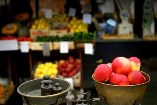des fruits poses sur une balance