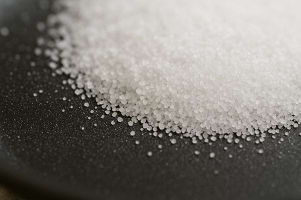 Gros plan de grains de sel blanc sur une Poêle noire