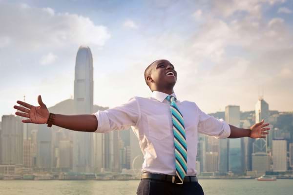 Un homme qui est souriant car il exprime sa liberté. 