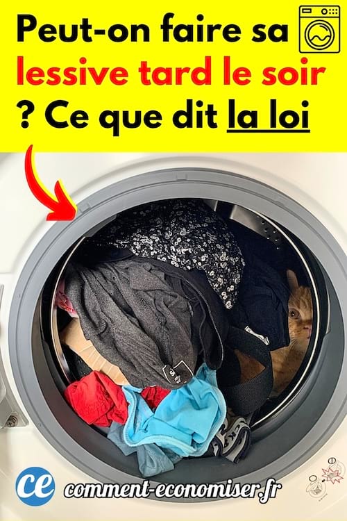 Une machine à laver qui tourne tard le soir à la maison