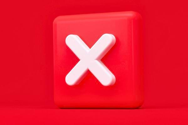 Icône carrée rouge avec une croix blanche en relief.