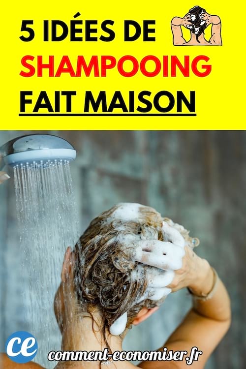 Une personne sous la douche se lavant les cheveux avec du shampooing moussant.