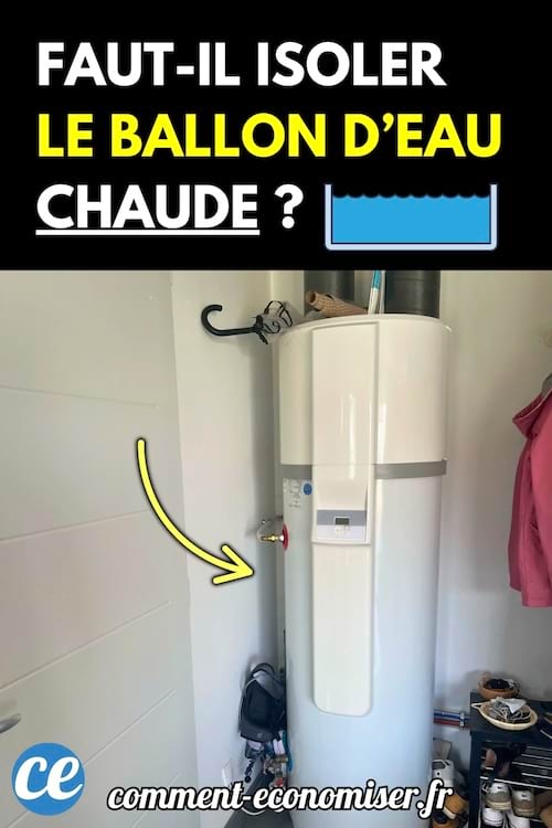 Un ballon d’eau chaude installé dans un coin de pièce avec un crochet mural et des affaires au sol.