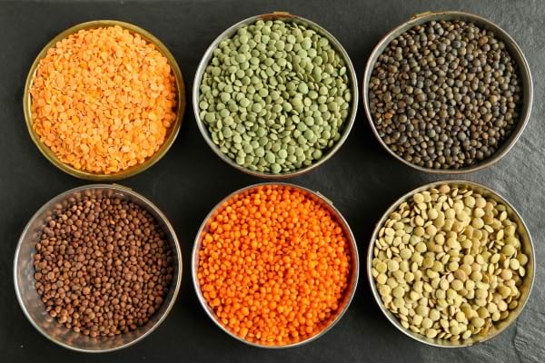 Un assortiment de lentilles de toutes tailles et couleurs est rangé dans des petits bols