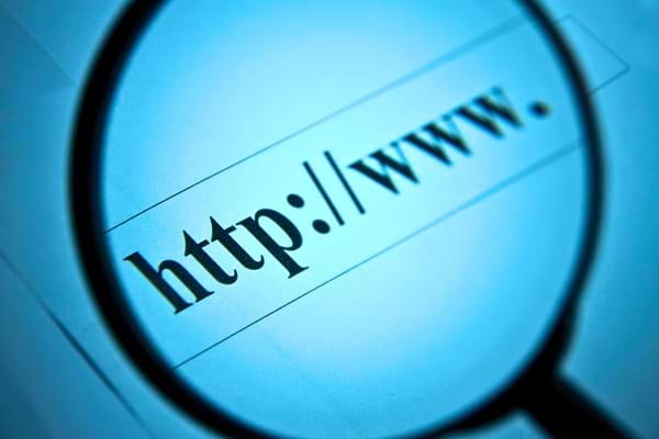 Loupe grossissant une adresse web débutant par http.