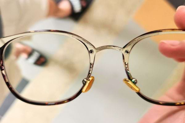 Monture métallique avec saleté visible