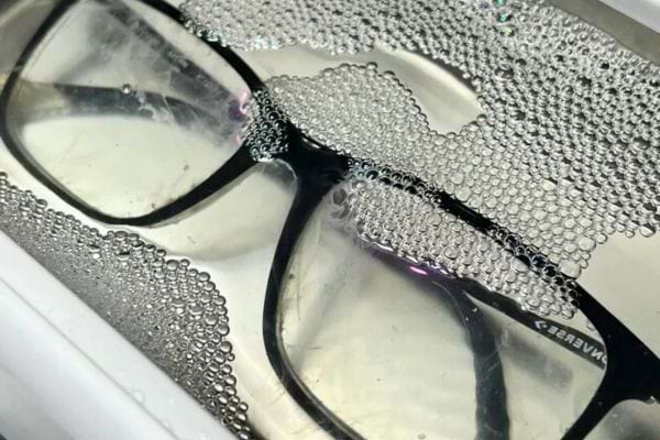 Nettoyage de lunettes dans un bain à ultrasons.