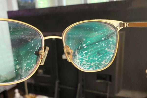 Verres couverts de projections séchées.