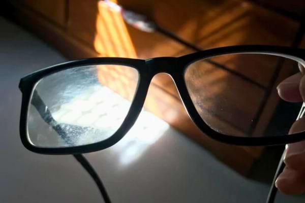 Lunettes noires avec verres poussiéreux.