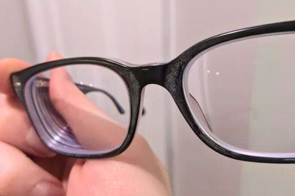 Lunettes avec traces grasses sur les verres.