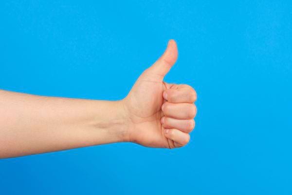 Main faisant un geste de pouce levé sur fond bleu.
