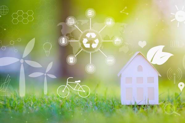 Une petite maison blanche entourée d’icônes écologiques et de recyclage.