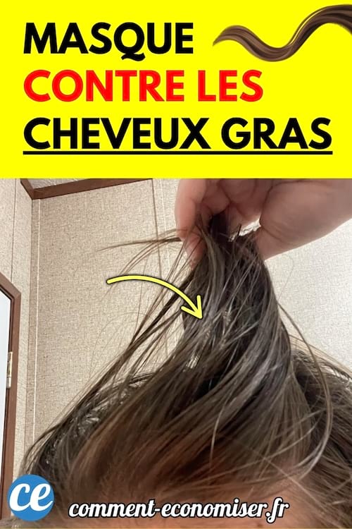 Une personne tient ses cheveux mouillés et gras entre ses doigts dans une salle de bain.