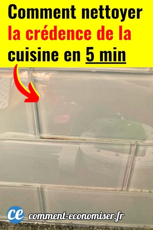 Des carreaux de cr&eacute;dence blancs qui ont &eacute;t&eacute; nettoy&eacute;s