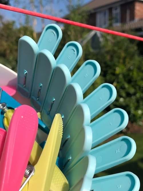 des pinces à linge en plastique avec des numéros