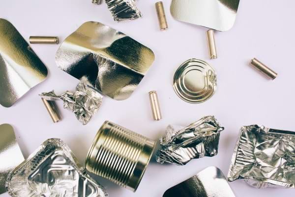 Déchets et emballages en aluminium froissés.
