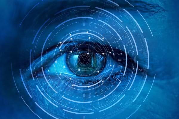 Un œil bleu entouré d’un cercle technologique numérique.