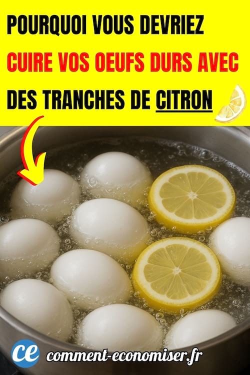 des oeufs durs en train de cuire dans une casserole avec deux tranches de citron