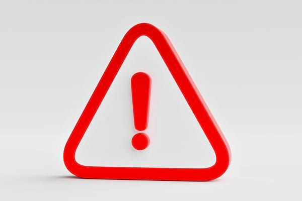 Panneau triangulaire rouge avec point d’exclamation.