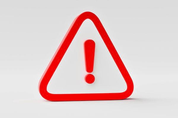 Panneau d’avertissement triangulaire rouge et blanc avec un point d’exclamation.