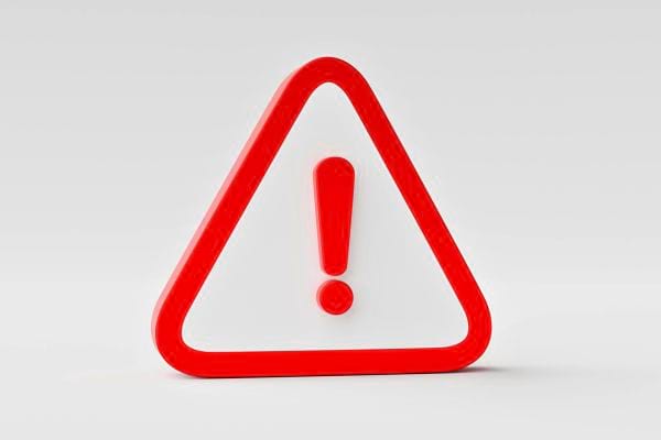Un panneau triangulaire rouge avec un point d’exclamation au centre.