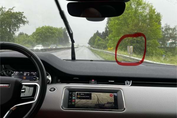 Un panneau annonce la présence d’un radar automatique sur la voie.