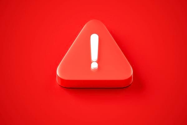 Panneau rouge triangulaire avec point d’exclamation blanc.