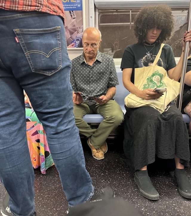 Cheveux bouclés semblant appartenir à un autre passager.