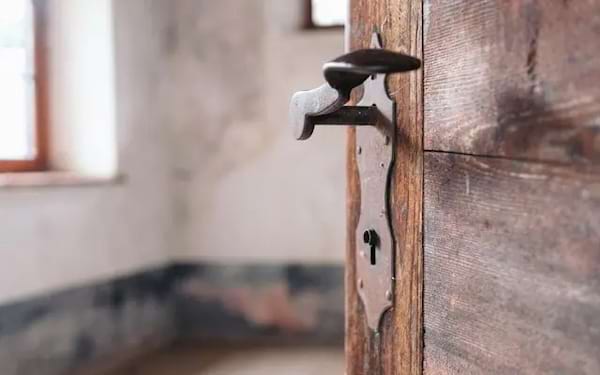 une porte ouverte avec une vieille poignée