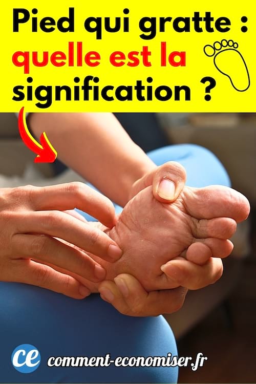 Une personne qui se gratte le pied gauche