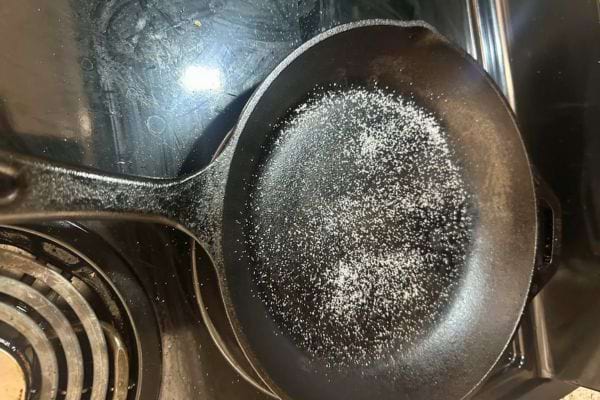 Poêle avec du sel dessus dans une cuisine 