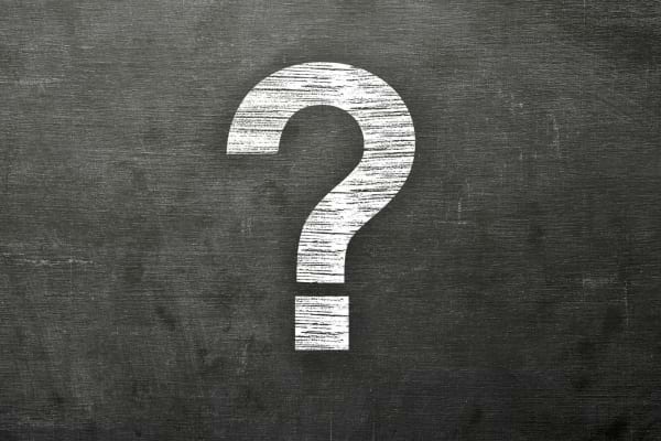 Un point d’interrogation blanc est dessiné sur un fond noir.