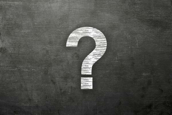 Point d’interrogation dessiné à la craie sur tableau noir.