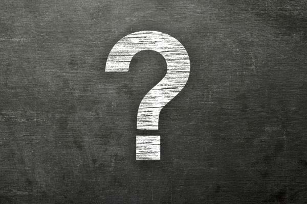 Point d’interrogation blanc dessiné à la craie sur tableau noir.