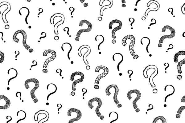 Une multitude de points d’interrogation dessinés à la main sur fond blanc.