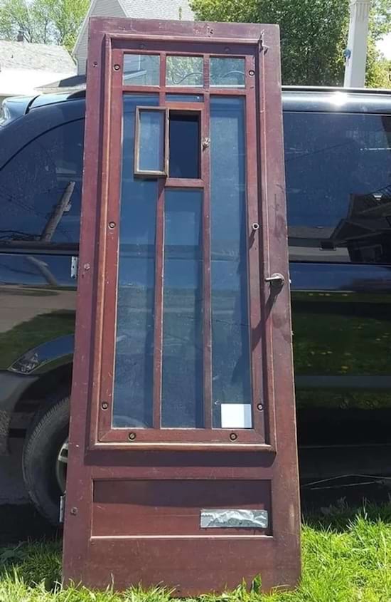 une porte vitrée avec une petite ouverture