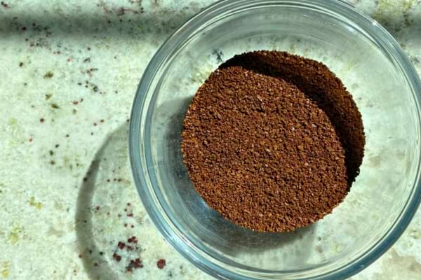 Bol en verre contenant du marc de café.